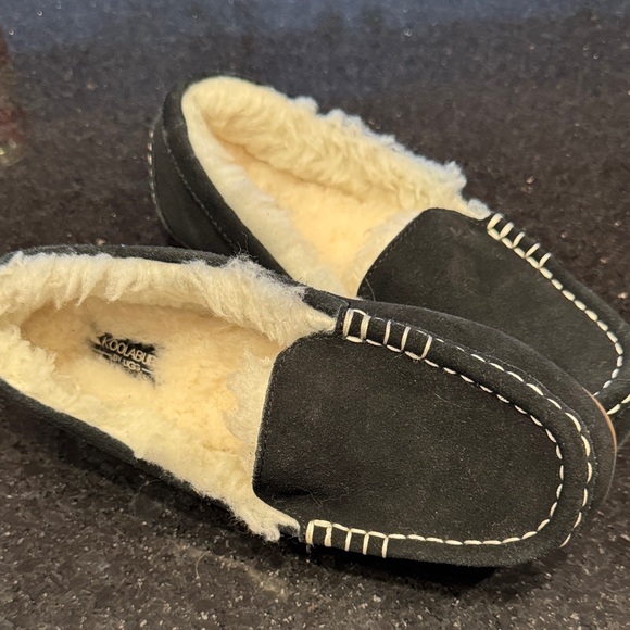 Koolaburra Ugg Lezly Black suede Moccasin Slippers with with fur Lining size 6
